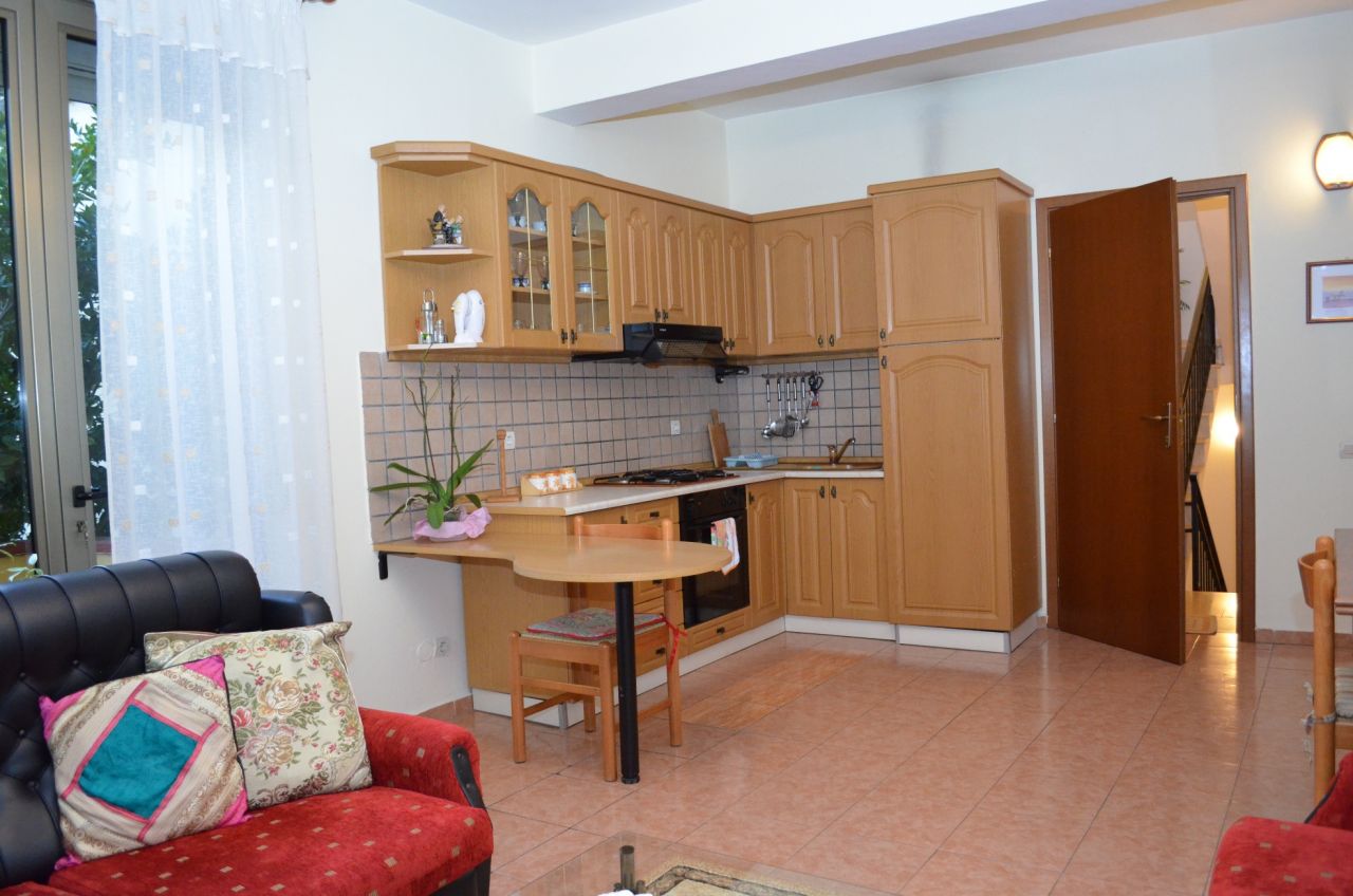 Un appartamento in affitto nella città di Tirana, la capitale dell'Albania.